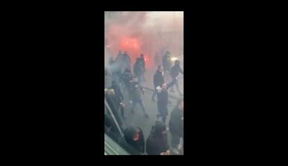 Les supporters du Standard escortent le bus avant le choc contre Anderlecht