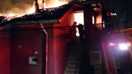 Tek katlı binanın çatısında çıkan yangın geceye aydınlattı