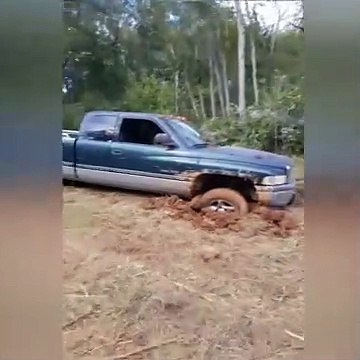 Aracını çamurdan kurtarmak isterken canından oluyordu