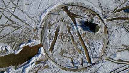 Des Finlandais construisent le plus grand manège de glace du monde