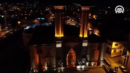 Çifte Minareli Medrese'ye turist ilgisi