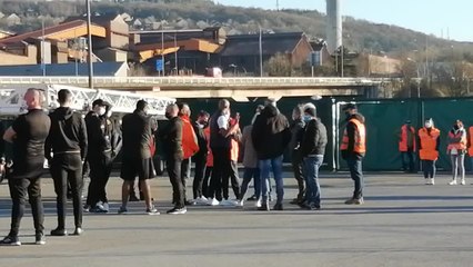 Les supporters du Standard empêchent les joueurs de quitter le stade après le Clasico