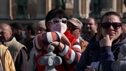 Milhares manifestam-se contra as medidas de confinamento em Budapeste