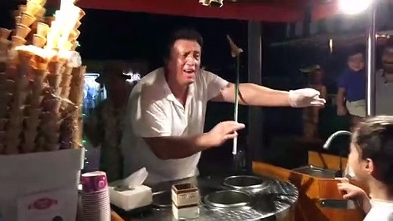 Cette fillette va détester ce vendeur de glace pour le restant de ses jours