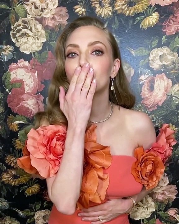 Amanda-Seyfried-Oscar-Renta-golden-globes-2021-01