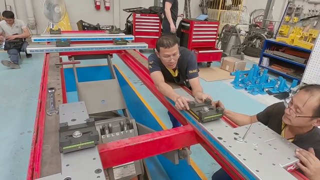 PORSCHE 992 collision repair on-job training with Cameleon universal jig system only by Celette (1)