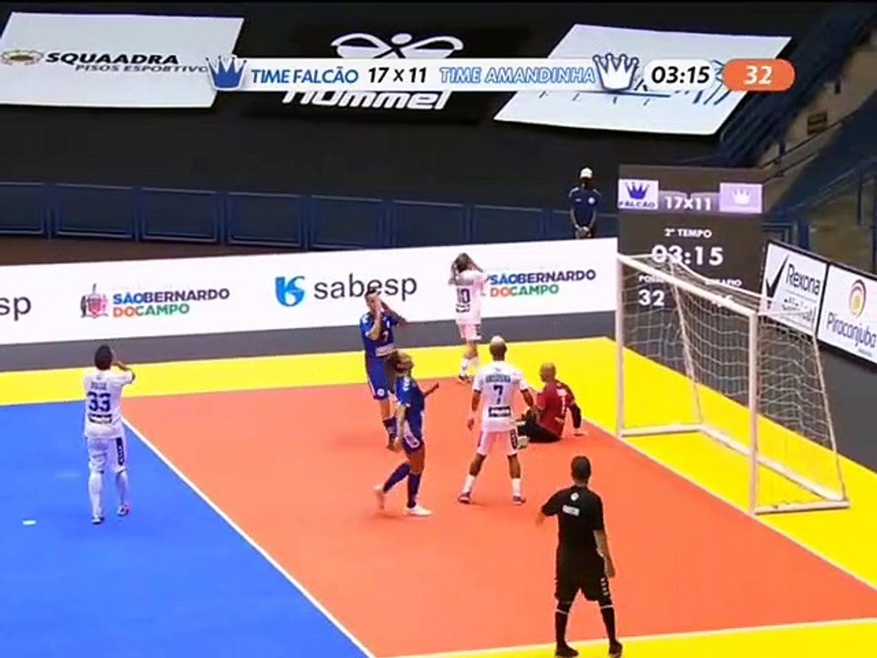 Futsal Profissional on Instagram_ __amandinhafutsal10 aplica caneta humilhante em _falcao12oficial  . . . _reidosreis _reisdosdribles _rainhadosdribles _verao2021___CL1y5Angh(MP4)