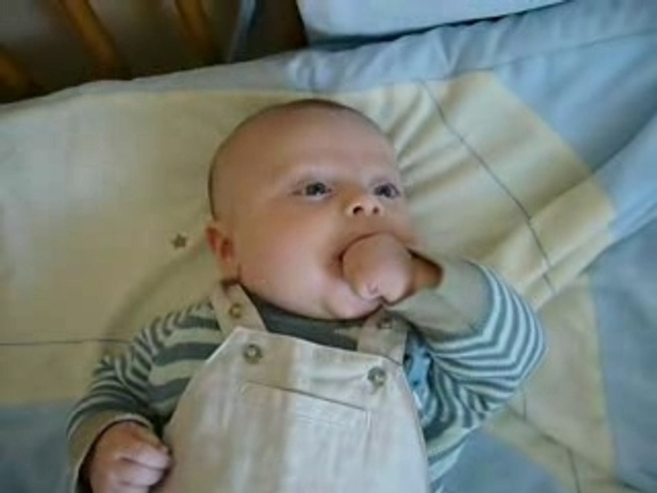 7 fév 2008 Maël mange son poing