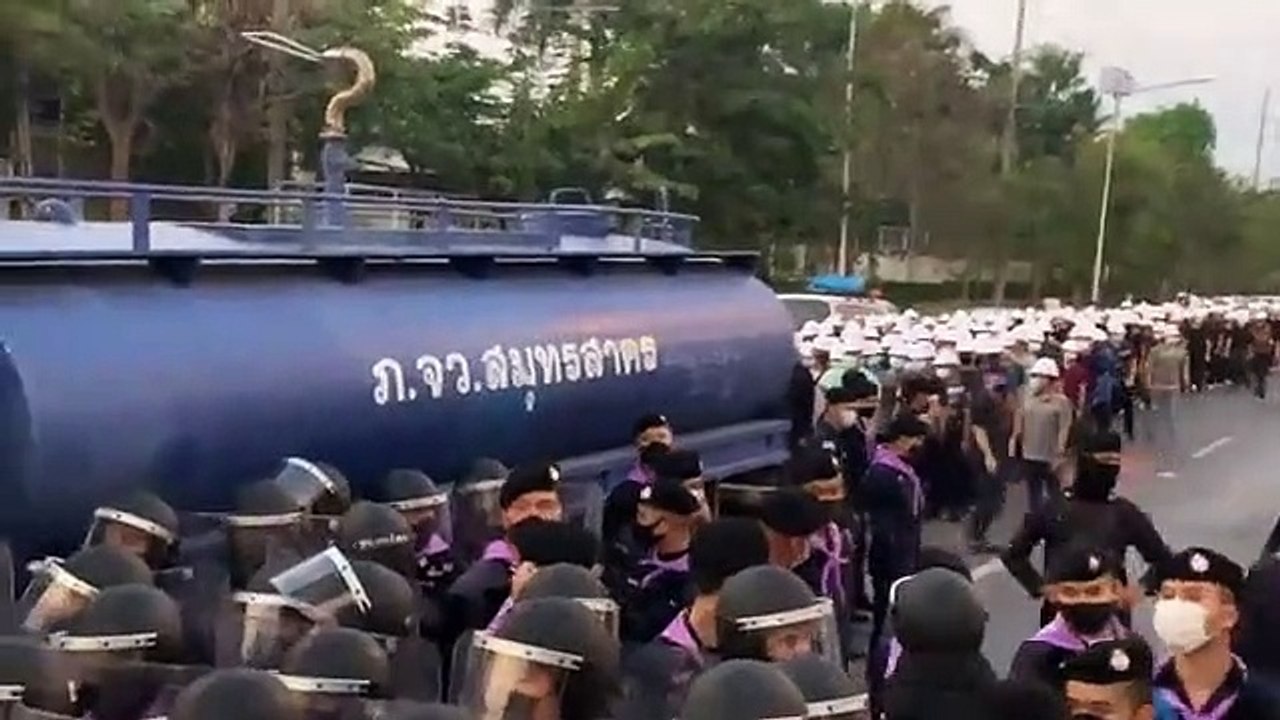 28-2-2564 บรรยากาศ รถน้ำสลายชุมนุม บุกหน้ากรมทหารราบที่ 1 "บ้านพัก พล.อ.ประยุทธ์" สถานการณ์ตึงเครียด! #ม็อบ28กุมภา