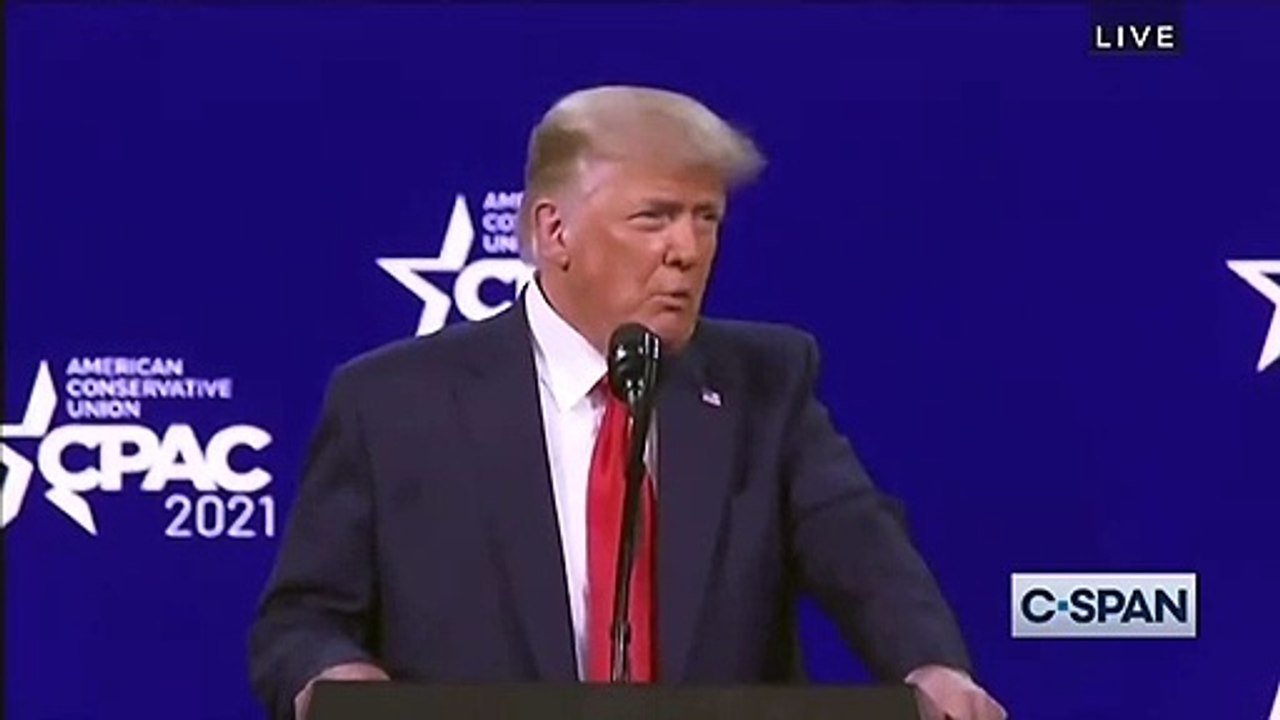 Donald Trump est revenu sur scène cette nuit pour la première fois depuis son départ de la Maison Blanche, évoquant une possible candidature en 2024