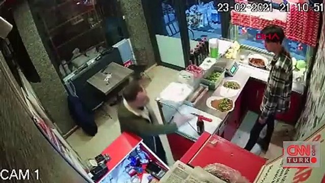Çiğ köfte acılı diye çalışanı peş peşe yumrukladı