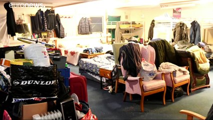 El exjugador de fútbol Lou Macari instala cabinas dormitorio para las personas sin hogar