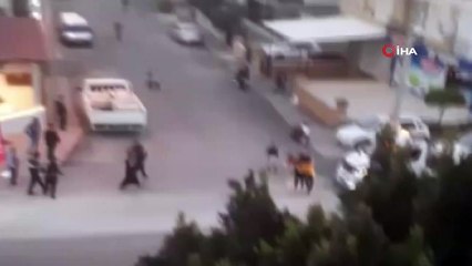 Sokağa çıkma kısıtlamasında saç saça baş başa yumruklu kavga