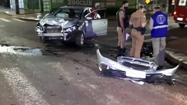 Carros batem em cruzamento controlado por semáforo