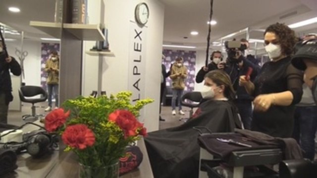Reabren las peluquerías alemanas tras dos meses y medio de cierre por covid