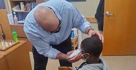Le directeur corrige la coupe de cheveux d'un élève pour ne pas qu’il subisse de moqueries