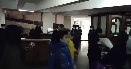 Ermenistan'da muhalifler hükümet binasını bastı