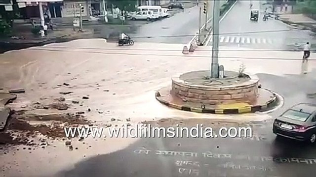 Water pipeline bursts in India _ Car, motorcyclists escape injury _ Jodhpur water pipeline explodes