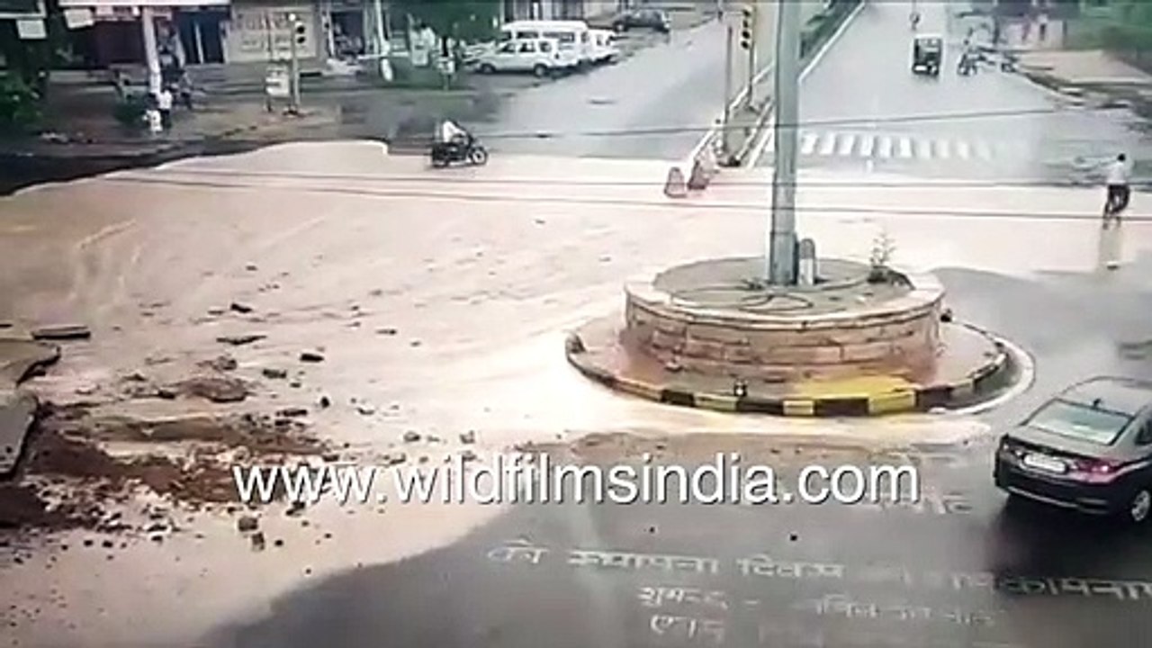 Water pipeline bursts in India _ Car, motorcyclists escape injury _ Jodhpur water pipeline explodes