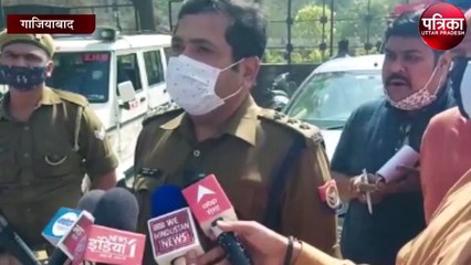 बैंक के सामने ही मैनेजर से बदमाशों ने हथियारों के बल पर 10 लाख रुपए से भरा बैग लूटा, देखें वीडियो-