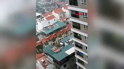 Mucize anları; 12. kattan düşen küçük kız çocuğunu kurye kurtardı