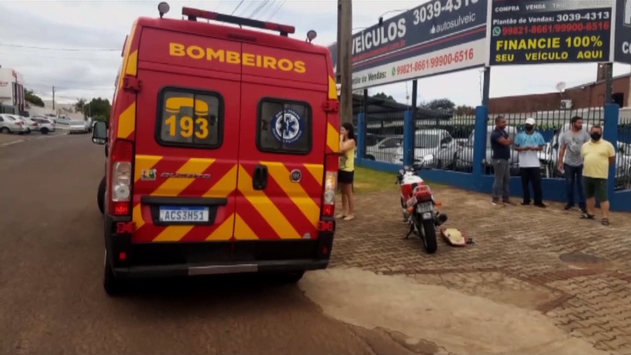 Motociclista fica ferido em colisão traseira na Avenida Rocha Pombo
