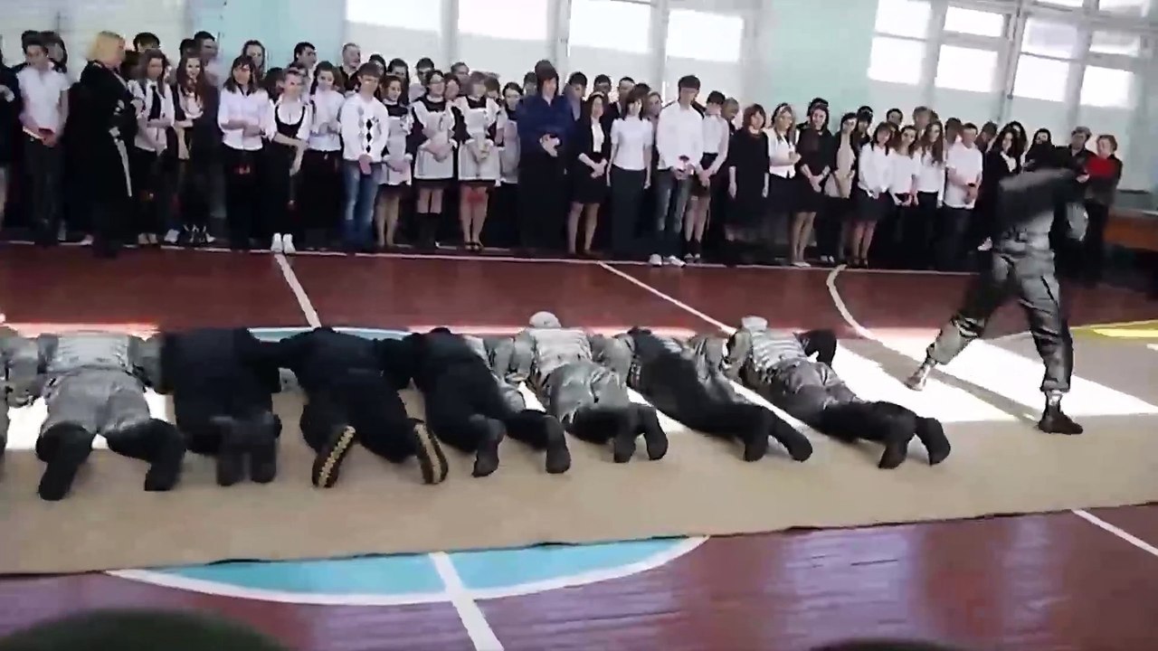 Rus Özel Kuvvetleri ekibi trafikte kavgaya denk gelirse..