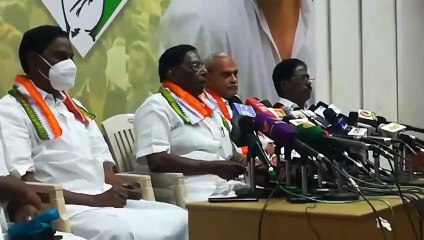 सत्यमूर्ति भवन में  प्रेसवार्ता के दौरान पांडिचेरी के पूर्व मुख्यमंत्री नारायणस्वामी