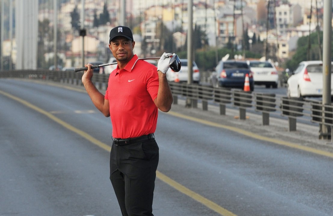 Tiger Woods agradece fãs após acidente de carro