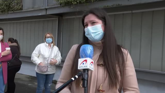 La reapertura de los centros comerciales congrega largas colas en Barcelona