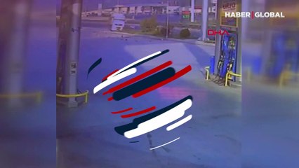 Kontrolden çıkan TIR'ın pompaya çarpma anı kamerada
