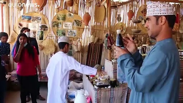 شاهد: تحويل بيوت الطين إلى فنادق.. مقصد سياحي يستقطب الزوار في قرية عمانية