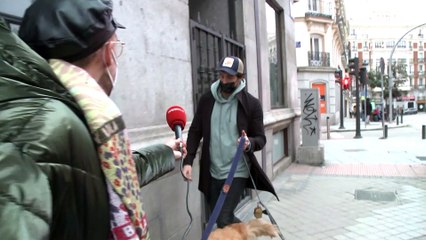 Íñigo Onieva llega a casa de Tamara Falcó tras pasear sus perros