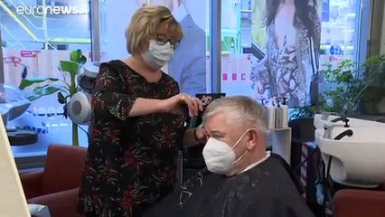 Haarschnitt erlaubt, aber Bundesregierung warnt vor Lockerungseuphorie