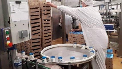 Grâce au plan #FranceRelance, un robot mettra bientôt en cartons les yaourts à la Ferme des Peupliers, ce qui rendra le travail moins pénible pour les salariés