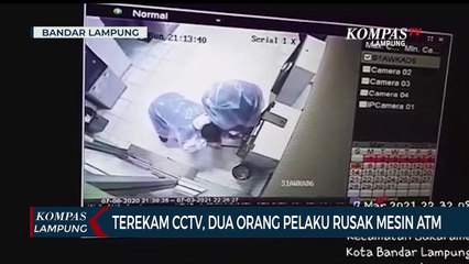 Terekam CCTV, Dua Pelaku Rusak Mesin ATM