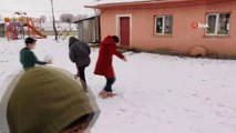 Öğrenciler okul bahçesinde karın keyfini kartopu oynayarak yaşadı