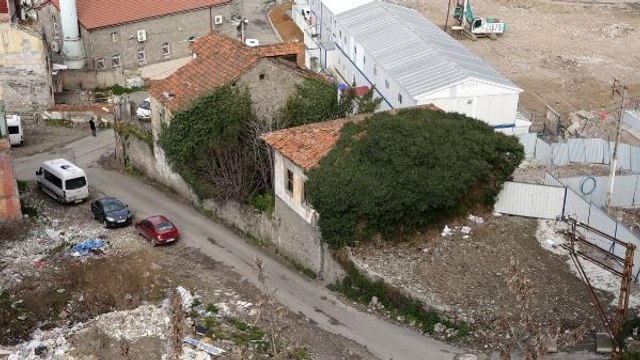 Trabzon'da defineciler tarihi evi talan etti