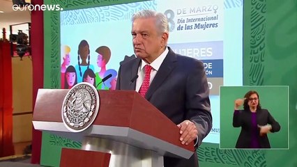 Скачать видео: El feminismo desata su rabia en México: 20.000 manifestantes derriban las vallas de López Obrador