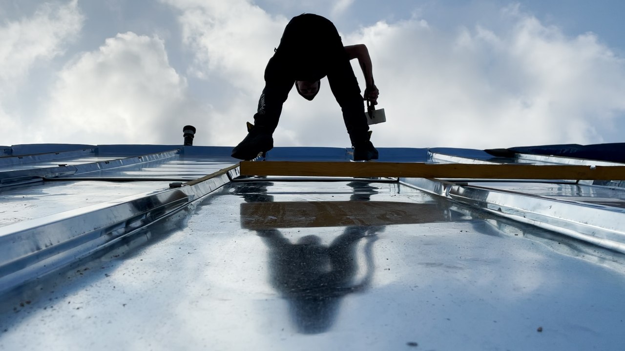 Sur les toits de Paris avec les couvreurs zingueurs, funambules de « la haute couture du bâtiment »