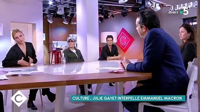 Julie Gayet accuse le gouvernement d'Emmanuel Macron de vouloir tuer la culture, et lui reproche ses mesurettes dans la lutte contre les violences faites aux femmes