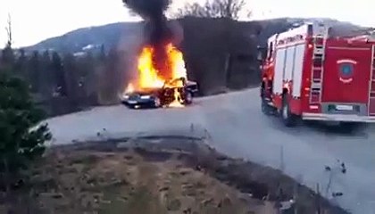 İtfaiyeciler yanan arabaya müdahale etti, keşke etmeseydi!