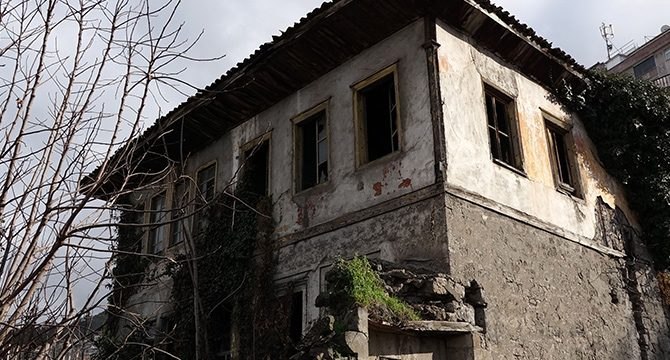 Trabzon’da defineciler tarihi evi talan etti