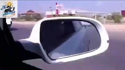 Gitmekte olan arabaya su koyan vatandaş