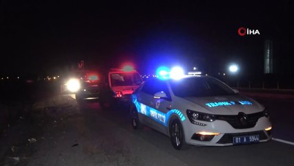 Elektrik direğine çarpan otomobil tarlaya devrildi: 2 ölü