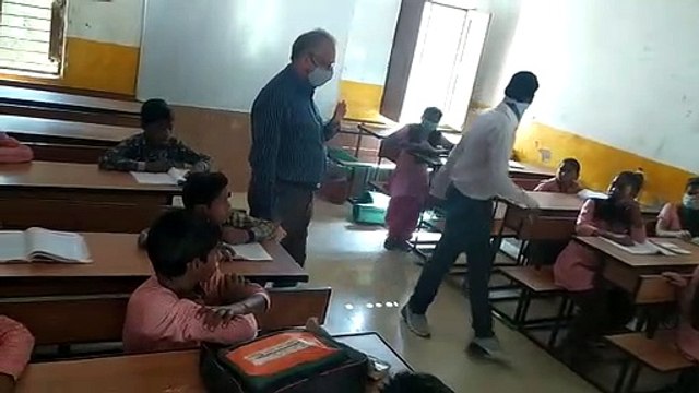 कोरोना काल में स्कूल खुलने के पहले ही दिन बगैर मास्क के क्लास रूम में दिखाई दिए बच्चे, टीचरों ने पढ़ाना नहीं समझा मुनासिब