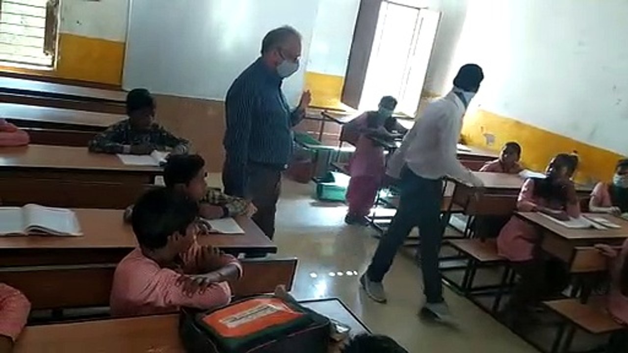 कोरोना काल में स्कूल खुलने के पहले ही दिन बगैर मास्क के क्लास रूम में दिखाई दिए बच्चे, टीचरों ने पढ़ाना नहीं समझा मुनासिब