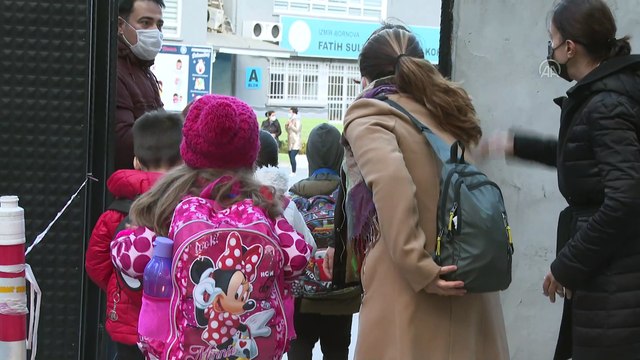 İZMİR - Yeni normalleşme süreciyle okullarda yüz yüze eğitime başlandı