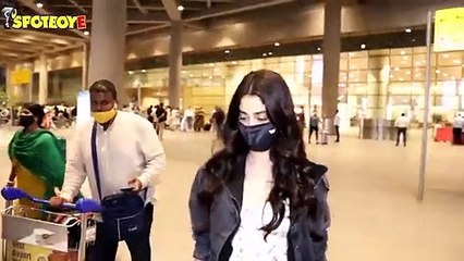 Janhvi & Khushi Kapoor snapped at the Airport as they return to the bay