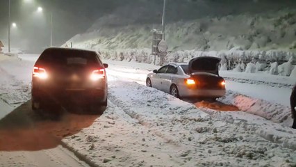 [뉴스큐] 눈 폭탄에 마비된 고속도로...폭설 대응 질타 / YTN